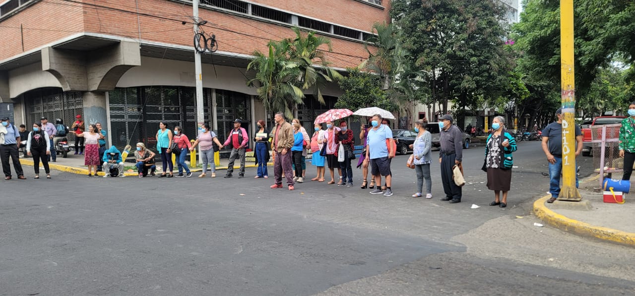 Pacientes renales protestan por la supresión del servicio por parte de ...