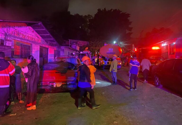 Siete viviendas destruidas dejan incendio en la colonia Flor del Campo, Tegucigalpa
