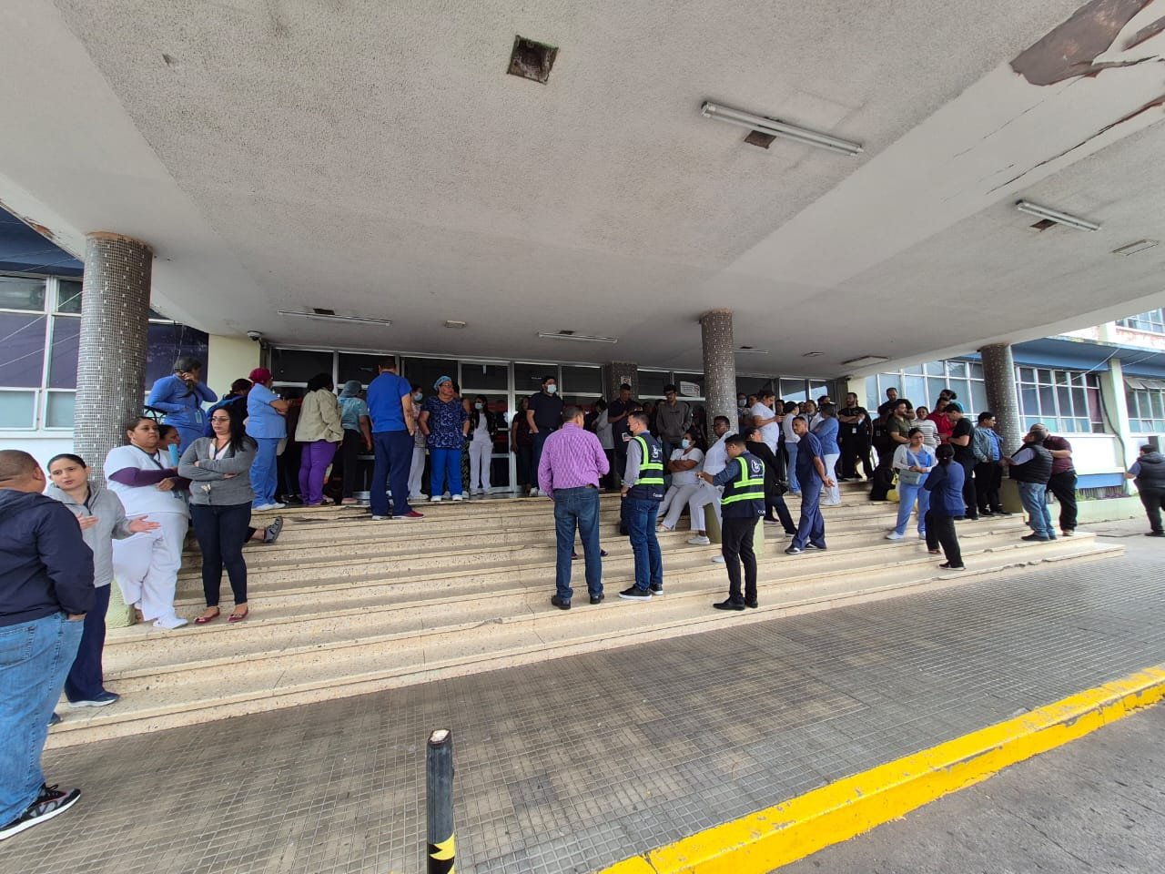 Empleados del Hospital Escuela protestan por falta de pago