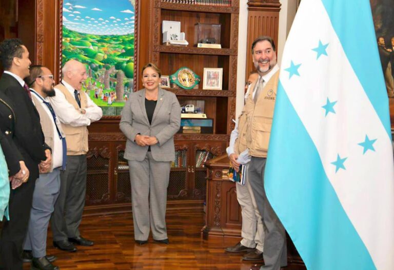 Xiomara Castro garantiza elecciones “libres y transparentes” ante la OEA