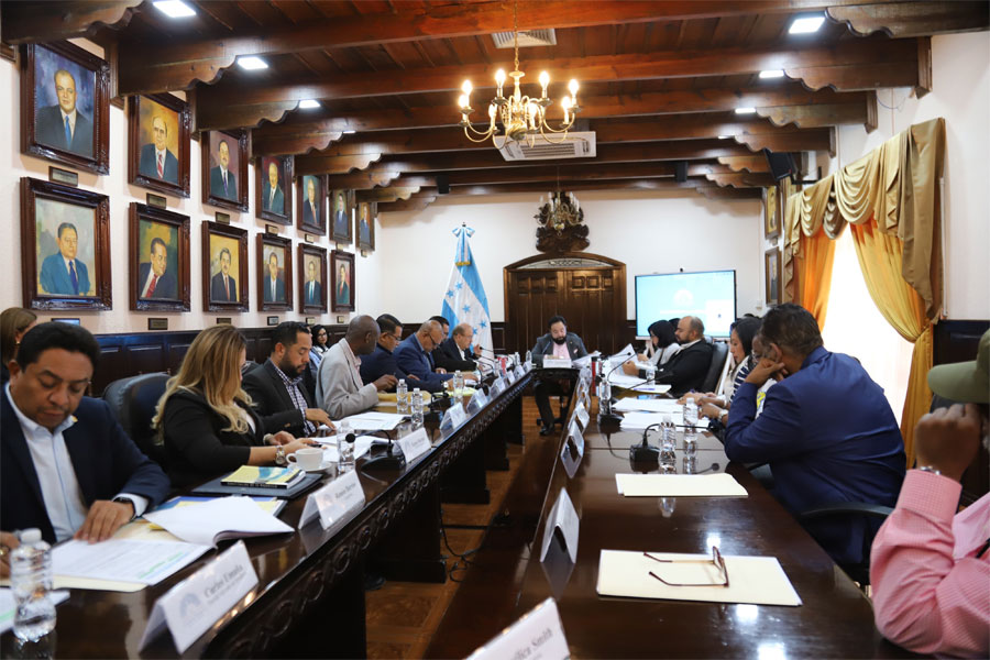 https://hondumedios.hn/wp-content/uploads/2025/10/Junta-Directiva-y-jefes-de-bancada.jpg