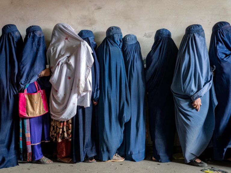 Afganistán: mujeres borradas de la vida pública y atrapadas en crisis humanitaria