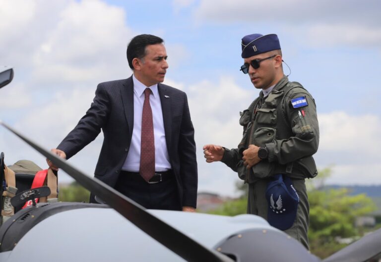 Honduras cierra el paso a avionetas del narcotráfico y repotencia sus FFAA